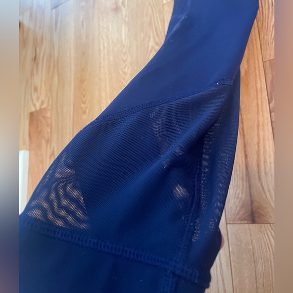 Lululemon Blue Leggings with Mesh size 4. Barley worn. - Picture 4 of 6